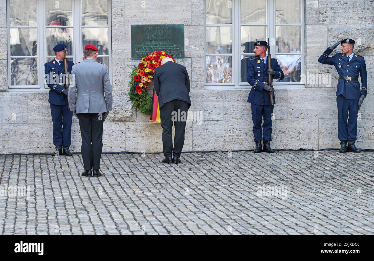 An das gescheiterte Attentat auf Adolf Hitler, 20 anni. Juli 1944 ist am Samstag 20.07.2024 mit einer Gedenkveranstaltung im Berliner Bendlerblock erinnert worden. Bundeskanzler Olaf Scholz SPD Rief in Seiner Rede zum 80. Jahrestag des Umsturzversuchs die Verantwortung jedes Einzelnen ueür die Verteidigung von Demokratie und Rechtsstaatlichkeit ins Gedaechtnis. Spitzenvertreter des Staates wie Bundespraesident Frank-Walter Steinmeier M., vor der Gedenktafel, Bundestagspraesidentin Baerbel Bärbel Bas und Bundesratspraesidentin Manuela Schwesig beide SPD legten Kraenze an der stelle nieder, an der Foto Stock
