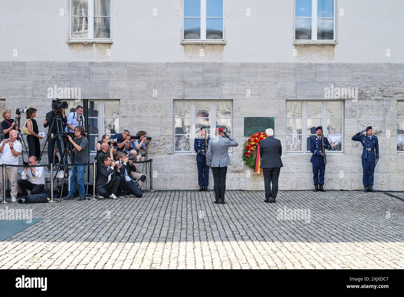 An das gescheiterte Attentat auf Adolf Hitler, 20 anni. Juli 1944 ist am Samstag 20.07.2024 mit einer Gedenkveranstaltung im Berliner Bendlerblock erinnert worden. Bundeskanzler Olaf Scholz SPD Rief in Seiner Rede zum 80. Jahrestag des Umsturzversuchs die Verantwortung jedes Einzelnen ueür die Verteidigung von Demokratie und Rechtsstaatlichkeit ins Gedaechtnis. Spitzenvertreter des Staates wie Bundespraesident Frank-Walter Steinmeier re., vor der Gedenktafel, Bundestagspraesidentin Baerbel Bärbel Bas und Bundesratspraesidentin Manuela Schwesig beide SPD legten Kraenze an der stelle nieder, an der Foto Stock