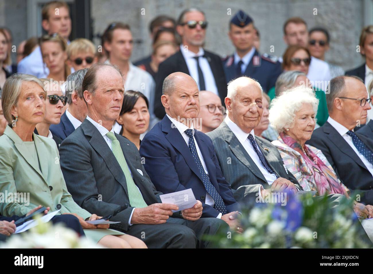 An das gescheiterte Attentat auf Adolf Hitler, 20 anni. Juli 1944 ist am Samstag 20.07.2024 mit einer Gedenkveranstaltung im Berliner Bendlerblock erinnert worden. Bundeskanzler Olaf Scholz SPD Rief in Seiner Rede zum 80. Jahrestag des Umsturzversuchs die Verantwortung jedes Einzelnen ueür die Verteidigung von Demokratie und Rechtsstaatlichkeit ins Gedaechtnis. Spitzenvertreter des Staates wie Bundespraesident Frank-Walter Steinmeier, Bundestagspraesidentin Baerbel Bärbel Bas und Bundesratspraesidentin Manuela Schwesig beide SPD legten Kraenze an der stelle nieder, an der Claus Schenk Graf von St Foto Stock