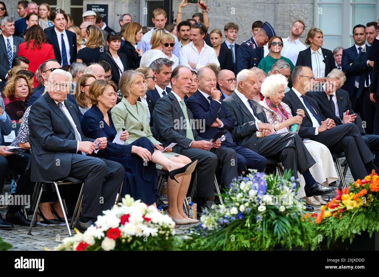 An das gescheiterte Attentat auf Adolf Hitler, 20 anni. Juli 1944 ist am Samstag 20.07.2024 mit einer Gedenkveranstaltung im Berliner Bendlerblock erinnert worden. Bundeskanzler Olaf Scholz SPD Rief in Seiner Rede zum 80. Jahrestag des Umsturzversuchs die Verantwortung jedes Einzelnen ueür die Verteidigung von Demokratie und Rechtsstaatlichkeit ins Gedaechtnis. Spitzenvertreter des Staates wie Bundespraesident Frank-Walter Steinmeier, Bundestagspraesidentin Baerbel Bärbel Bas und Bundesratspraesidentin Manuela Schwesig beide SPD legten Kraenze an der stelle nieder, an der Claus Schenk Graf von St Foto Stock