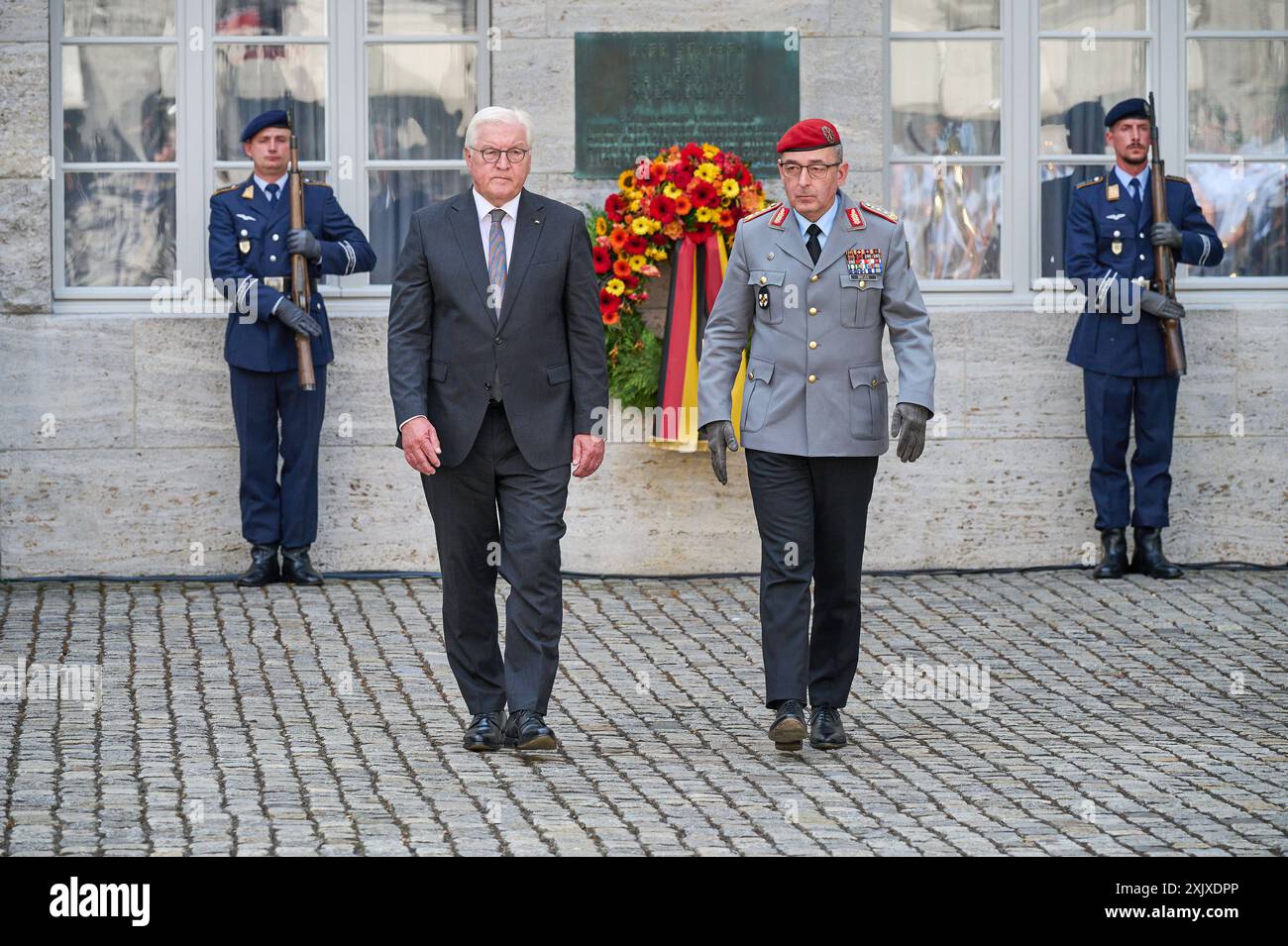 An das gescheiterte Attentat auf Adolf Hitler, 20 anni. Juli 1944 ist am Samstag 20.07.2024 mit einer Gedenkveranstaltung im Berliner Bendlerblock erinnert worden. Bundeskanzler Olaf Scholz SPD Rief in Seiner Rede zum 80. Jahrestag des Umsturzversuchs die Verantwortung jedes Einzelnen ueür die Verteidigung von Demokratie und Rechtsstaatlichkeit ins Gedaechtnis. Spitzenvertreter des Staates wie Bundespraesident Frank-Walter Steinmeier li., Bundestagspraesidentin Baerbel Bärbel Bas und Bundesratspraesidentin Manuela Schwesig beide SPD legten Kraenze an der stelle nieder, an der Claus Schenk Graf vo Foto Stock