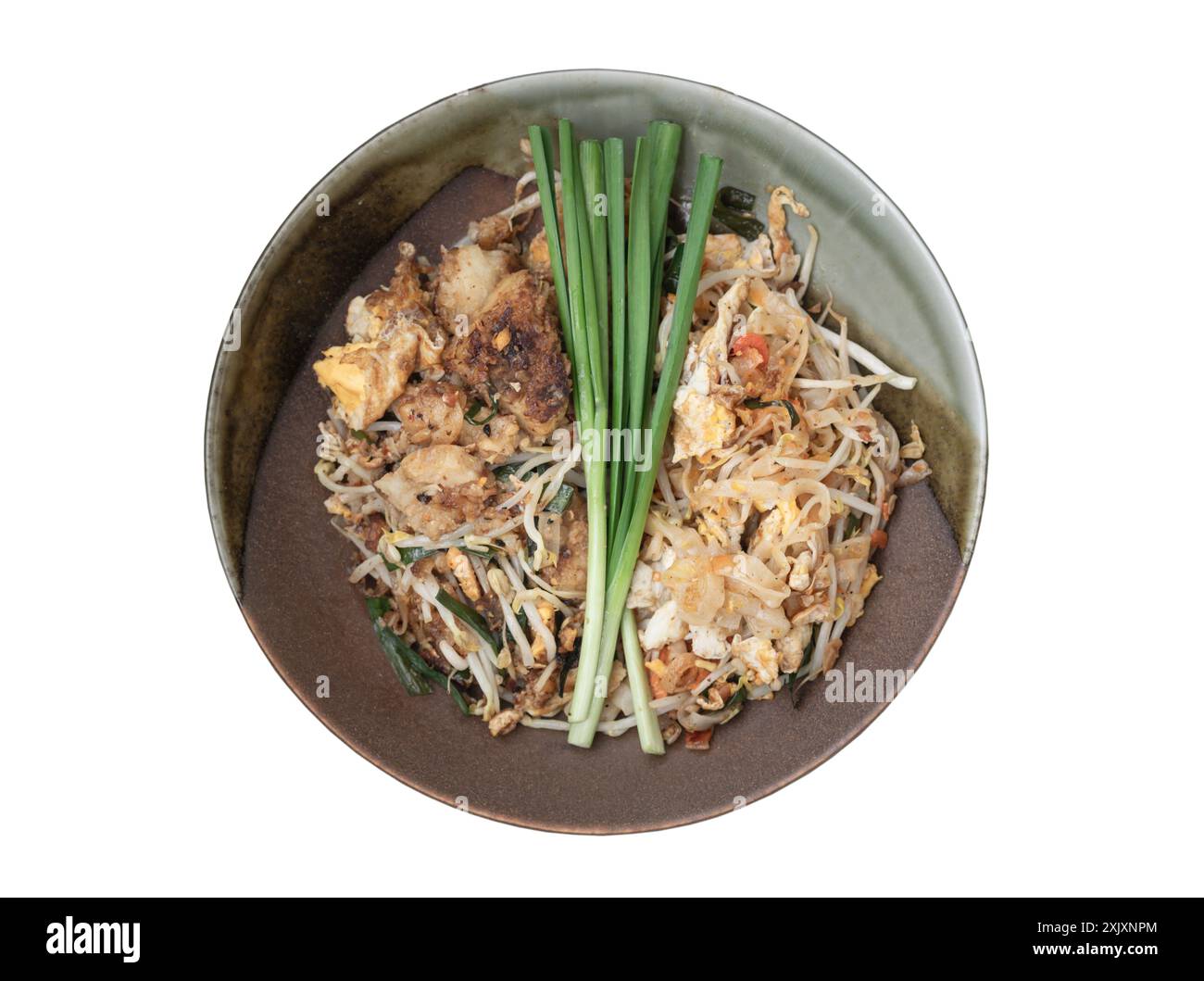 Tradizionale tagliatelle thailandese fritto (pad thailandese) e torta di rapa fritta o torta di ravanelli fritti (chai tow kway) su piatto in ceramica isolato su sfondo bianco Foto Stock