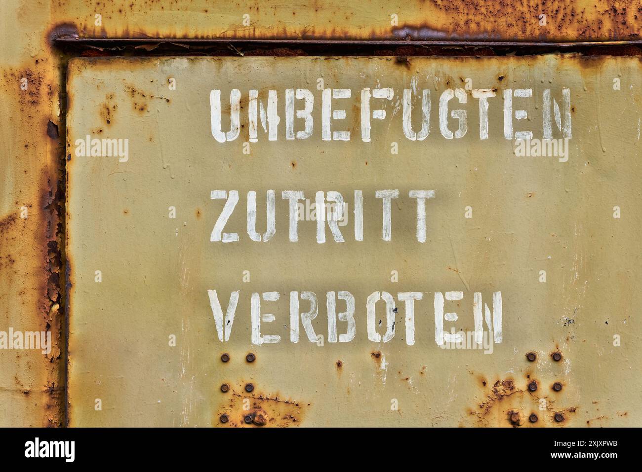 Porta di una fabbrica vuota con l'iscrizione tedesca Unbefugten Zutritt verboten. Traduzione: È vietato l'accesso non autorizzato Foto Stock