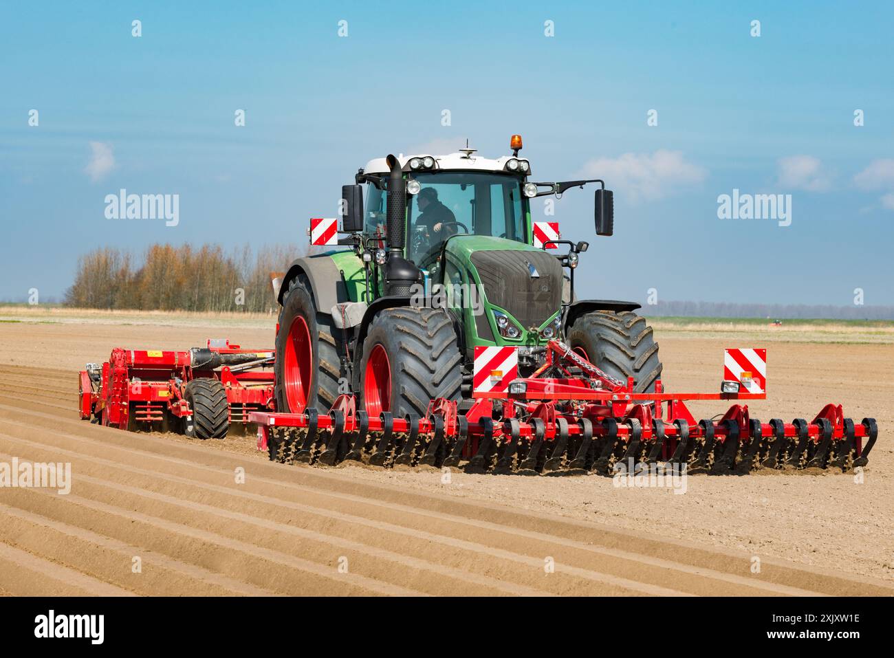 Trattore con scooter anteriore e hiller che semina patate - 1052 Foto Stock