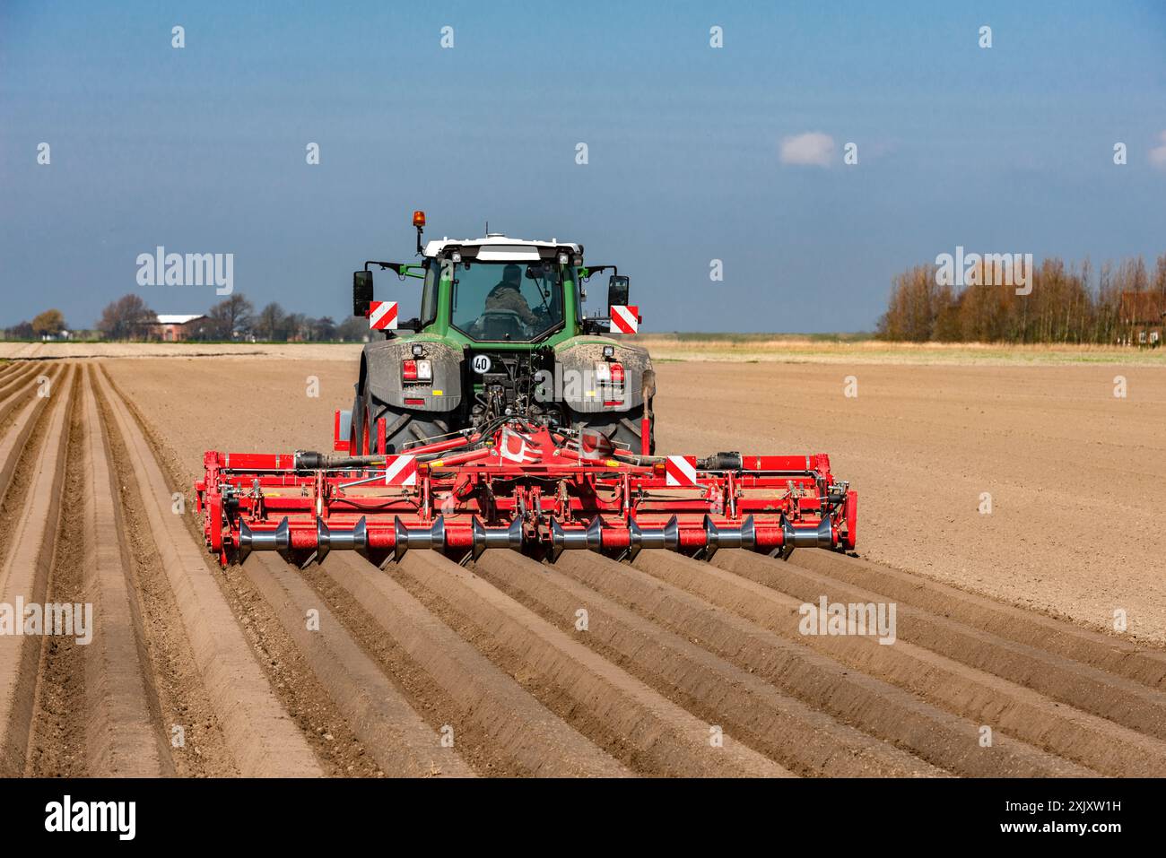 Trattore con scooter anteriore e hiller che semina patate Foto Stock