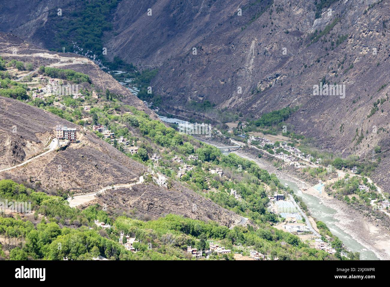 Il villaggio tibetano di Danba Jiaju è stato classificato come il villaggio più bello della Cina con centinaia di case in stile tibetano costruite lungo le montagne fertili Foto Stock