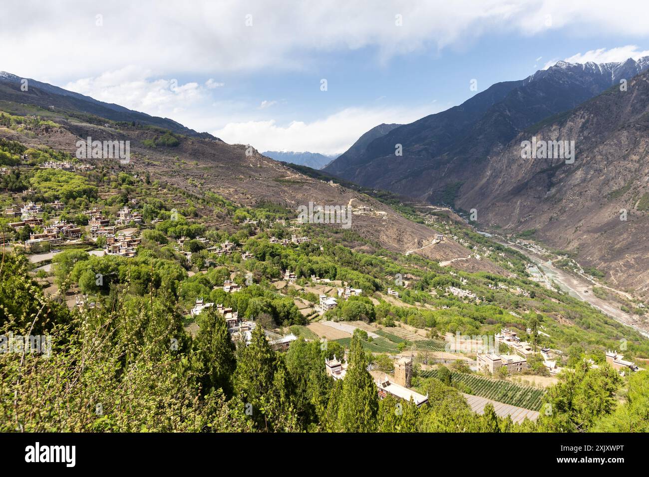 Il villaggio tibetano di Danba Jiaju è stato classificato come il villaggio più bello della Cina con centinaia di case in stile tibetano costruite lungo le montagne fertili Foto Stock