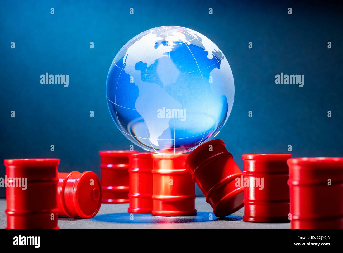 Pericolo per il pianeta Terra. Globo blu con molte botti rosse. Foto Stock