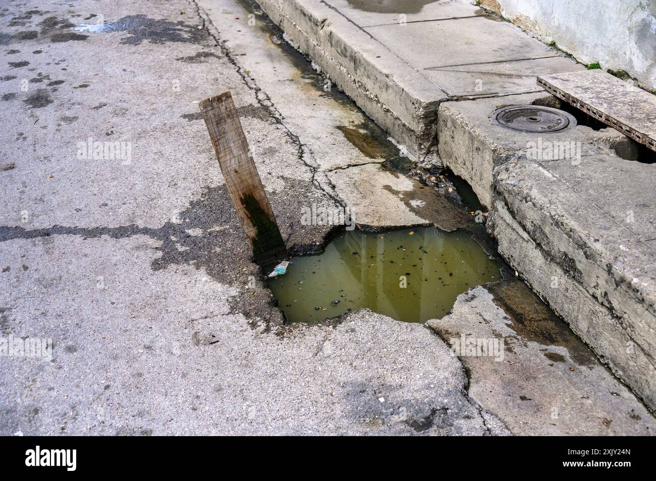 Una poppa d'acqua nera nel marciapiede di una strada cittadina. Santa Clara, Villa Clara, Cuba, 2024 Foto Stock
