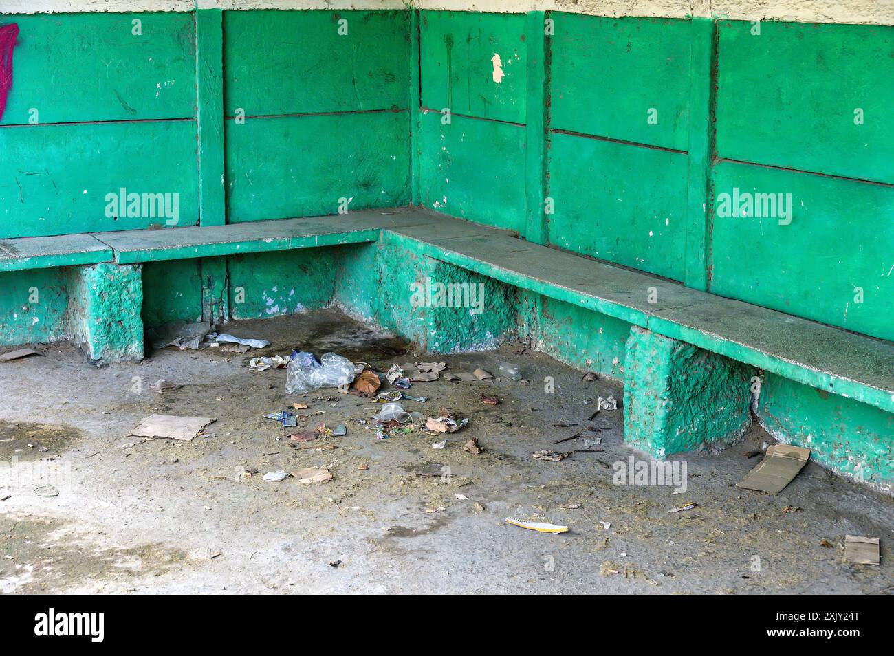 Una fermata dell'autobus sporca e vuota nella zona dell'ospedale. Santa Clara, Villa Clara, Cuba, 2024 Foto Stock