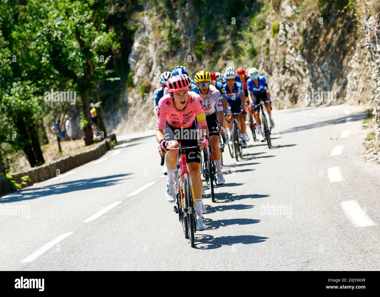 NEILSON POWLESS stabilisce il ritmo per aiutare RICHARD CARAPAZ a guadagnare più punti nella maglia a pois, competizione durante la tappa 20 Nizza > col de la Couillole, Tour de France, 20 luglio 2024, Credit:Pool / Pete Goding Foto Stock