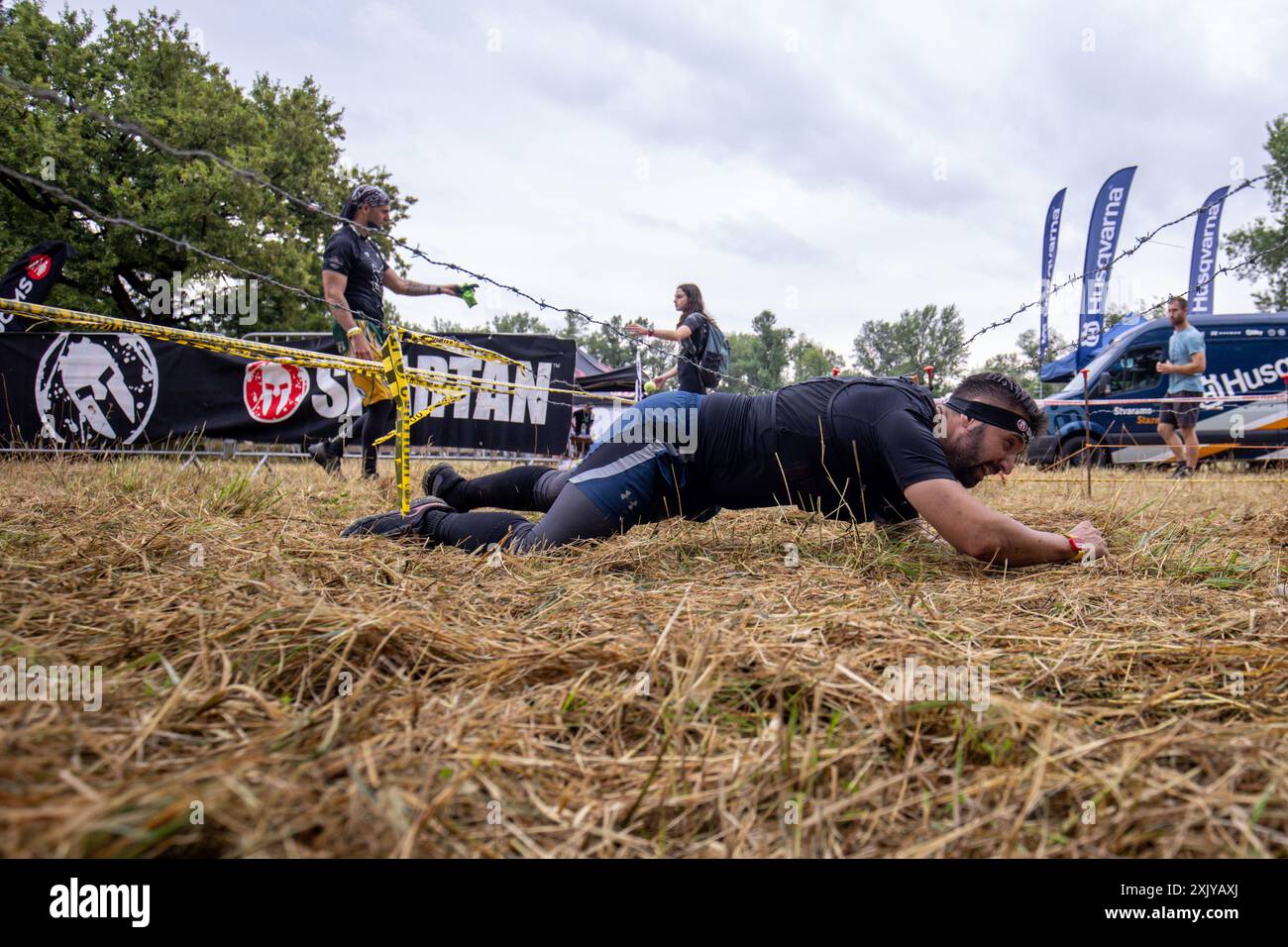 Sveta Nedelja, Croazia. 20 luglio 2024. Concorrente che strizza sotto il filo spinato durante il Santa domenica Spartan Trifecta Race Weekend 2024. A Sveta Nedelja, Croazia, il 20. Luglio 2024. 1750 concorrenti provenienti da 25 paesi di tutto il mondo partecipano al percorso ad ostacoli più impegnativo sul lago Oresje in diverse categorie. Concorrenti durante la gara Beast, lunga 21 km e con 30 ostacoli. Foto: Igor Kralj/PIXSELL credito: Pixsell/Alamy Live News Foto Stock