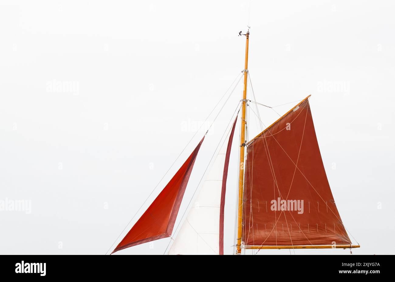 The Orange, Red Sails of A Gaff Rig Sailing Rig of A Vintage Cornish Crabber, Regno Unito Foto Stock