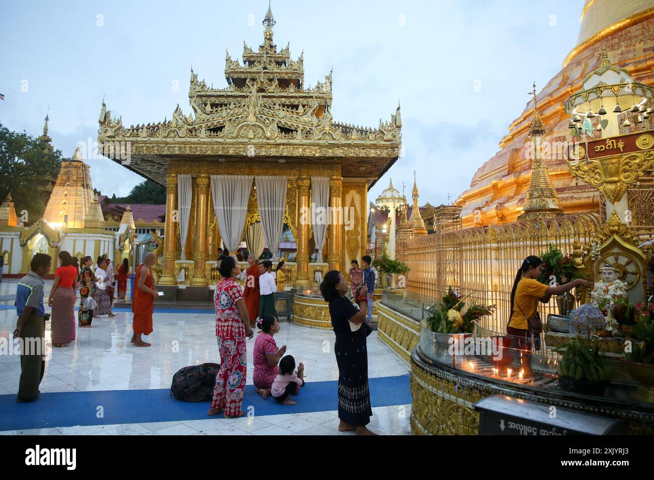 Yangon, Myanmar. 20 luglio 2024. La gente visita la Pagoda Botahtaung durante le celebrazioni del giorno di luna piena di Warso a Yangon, Myanmar, 20 luglio 2024. Crediti: Myo Kyaw Soe/Xinhua/Alamy Live News Foto Stock