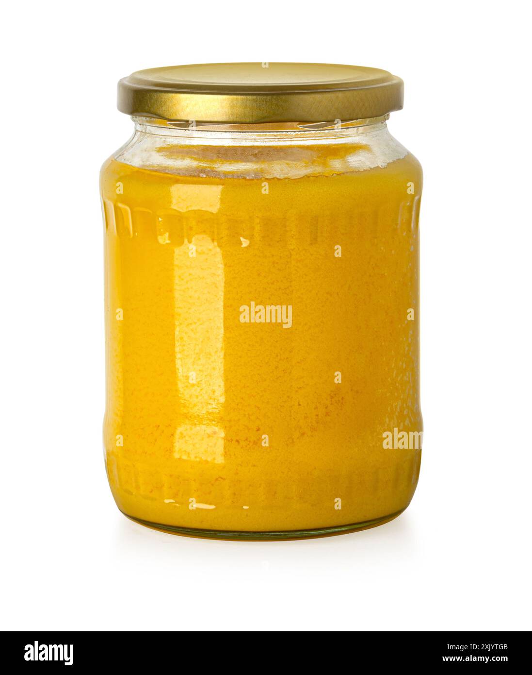 Ghee o burro chiarificato in vaso, olio da cucina, ghee puro isolato su sfondo bianco. ritagliare Foto Stock