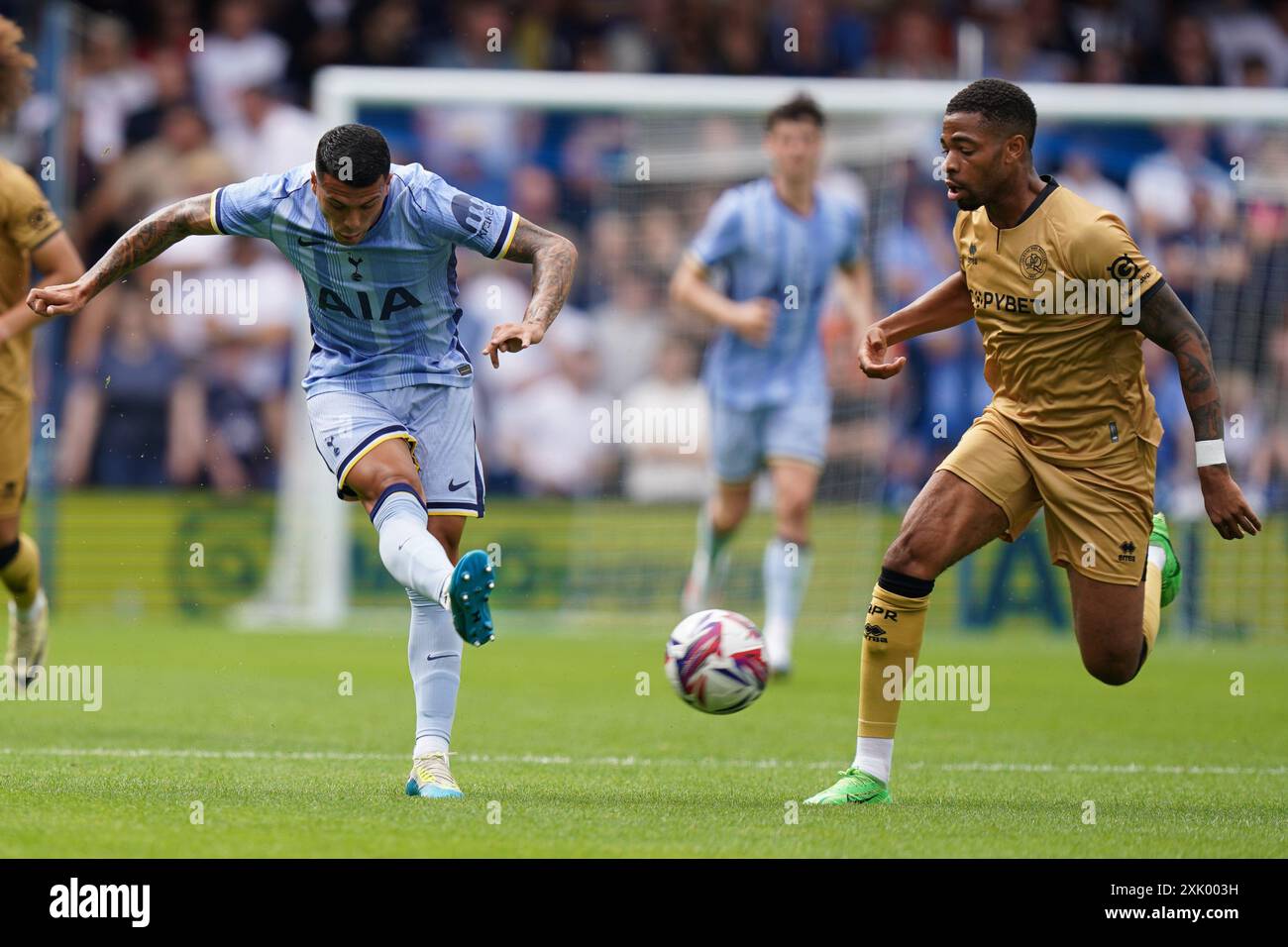 Londra, Regno Unito. 20 luglio 2024. Pedro Porro del Tottenham Hotspur sotto la pressione di Elijah Dixon-Bonner del QPR durante la partita amichevole pre-stagionale tra Queens Park Rangers FC e Tottenham Hotspur FC al MATRADE Loftus Road Stadium, Londra, Inghilterra, Regno Unito il 20 luglio 2024 Credit: Every Second Media/Alamy Live News Foto Stock