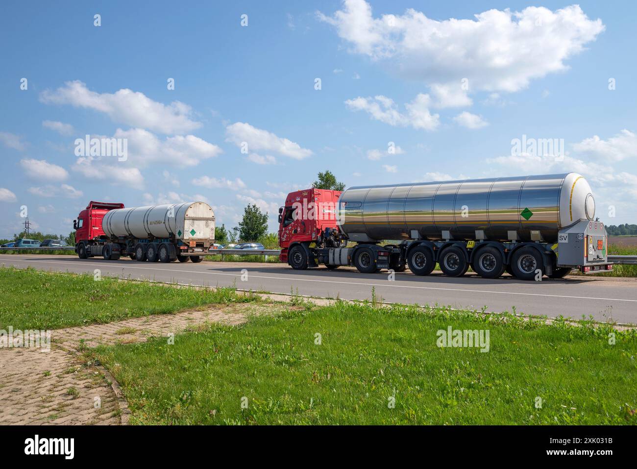 DOROGOBUZH, RUSSIA - 13 LUGLIO 2024: Autocisterne chimiche. Dorogobuzh, regione di Smolensk, Russia Foto Stock