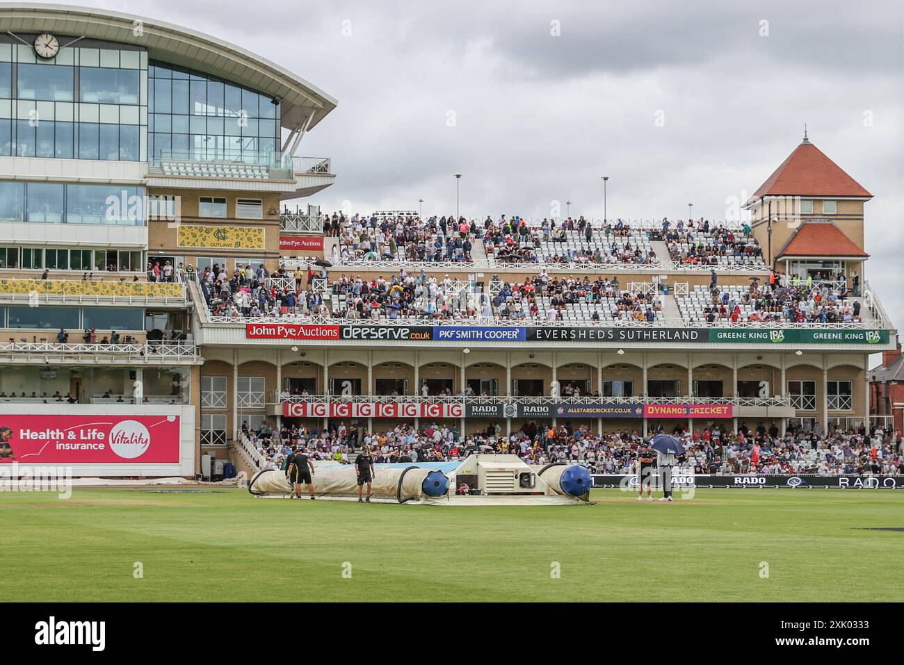 Le copertine escono mentre la pioggia si ferma durante il Rothesay test match giorno tre Inghilterra contro Indie occidentali a Trent Bridge, Nottingham, Regno Unito, 20 luglio 2024 (foto di Mark Cosgrove/News Images) Foto Stock