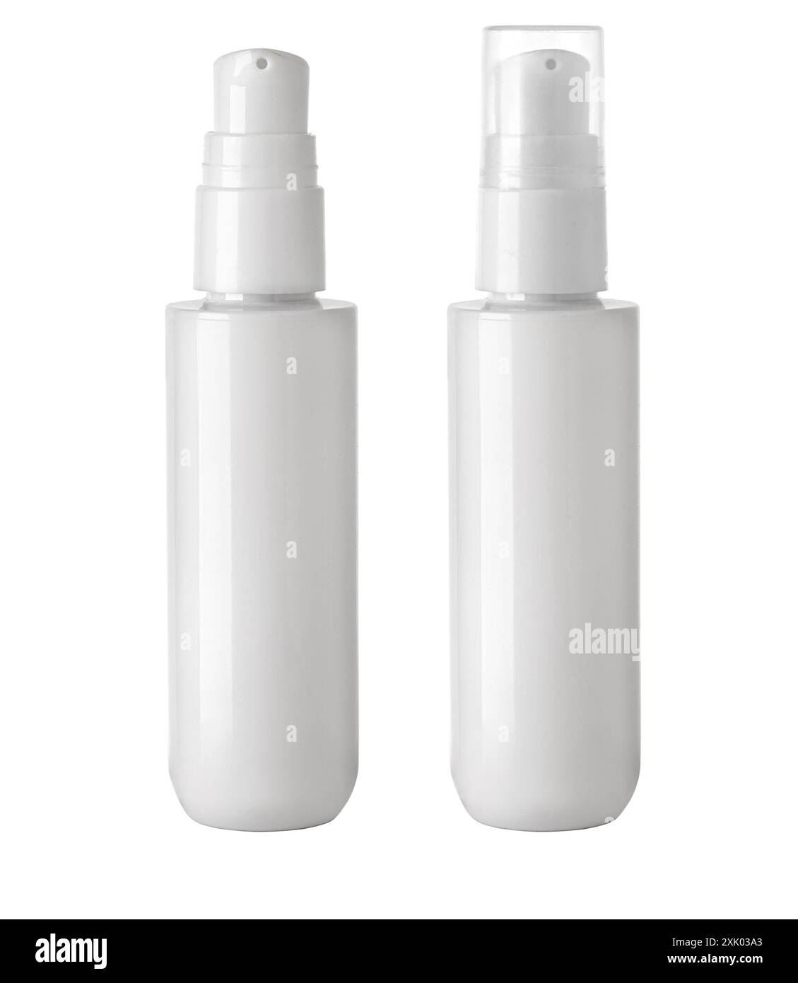 Flacone bianco con spruzzatore. Mock-up di imballaggio in plastica bianca per spray medico. Modello vuoto del contenitore per il liquido. Foto Stock