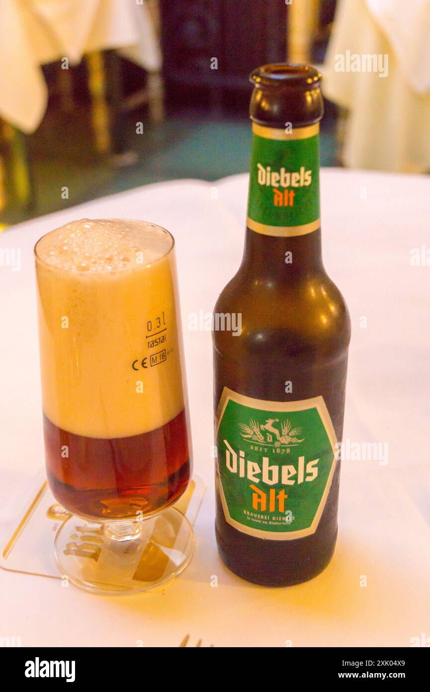 Un bicchiere e una bottiglia di Diebels Altbier ale, Treviri, Rheinland-Pfalz, Germania Foto Stock