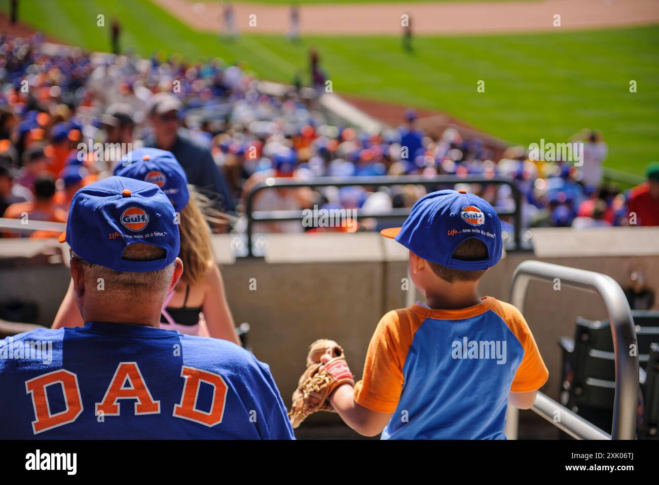Citi Field, Queens, New York, USA - padre e figlio divertiti al Citi Field, la casa della squadra dei New York Mets che gioca nella Major League Baseball. TH Foto Stock