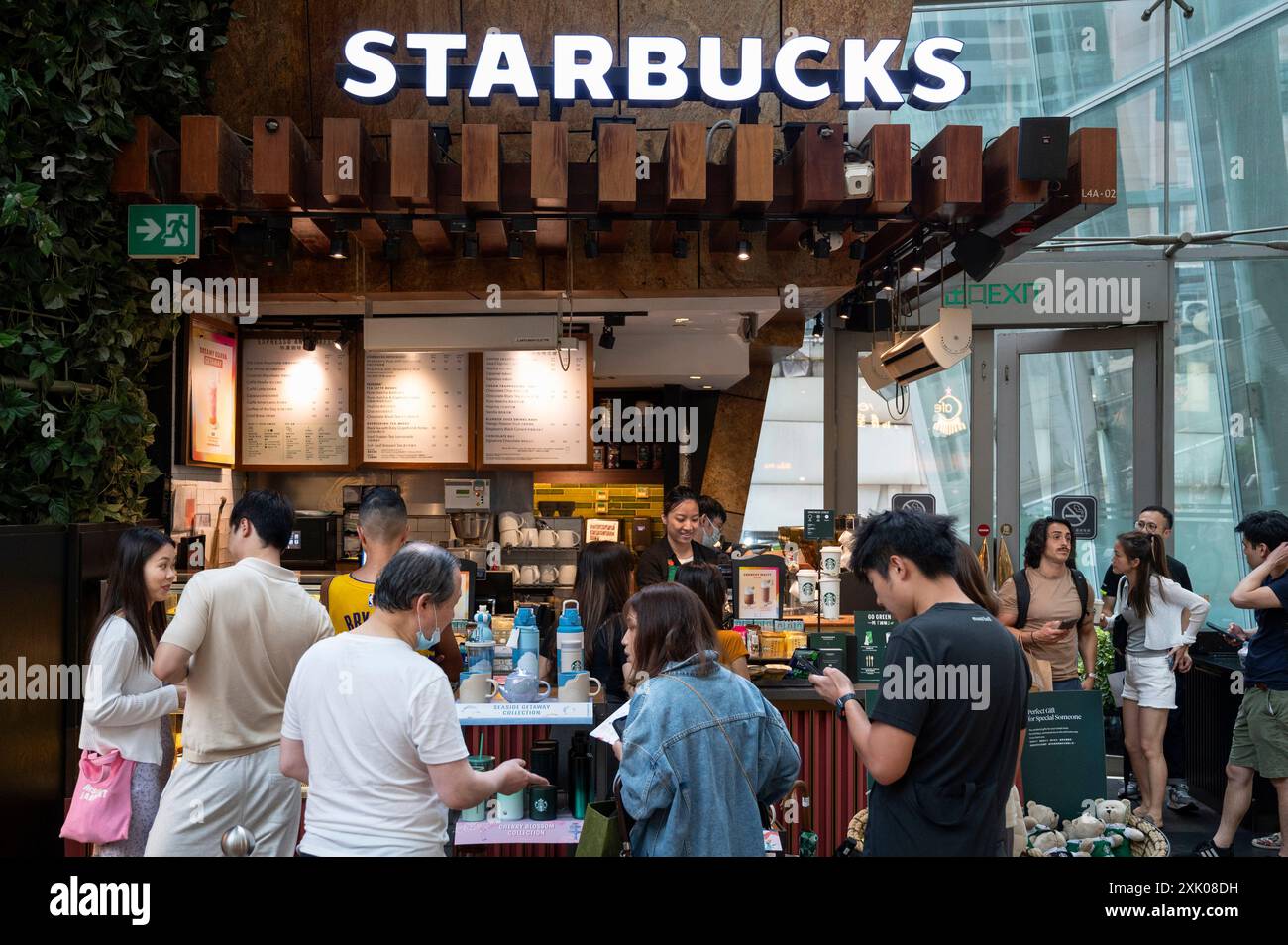 I clienti vengono visti presso la catena multinazionale americana Starbucks Coffee Store di Hong Kong. (Foto di Sebastian ng / SOPA Images/Sipa USA) Foto Stock