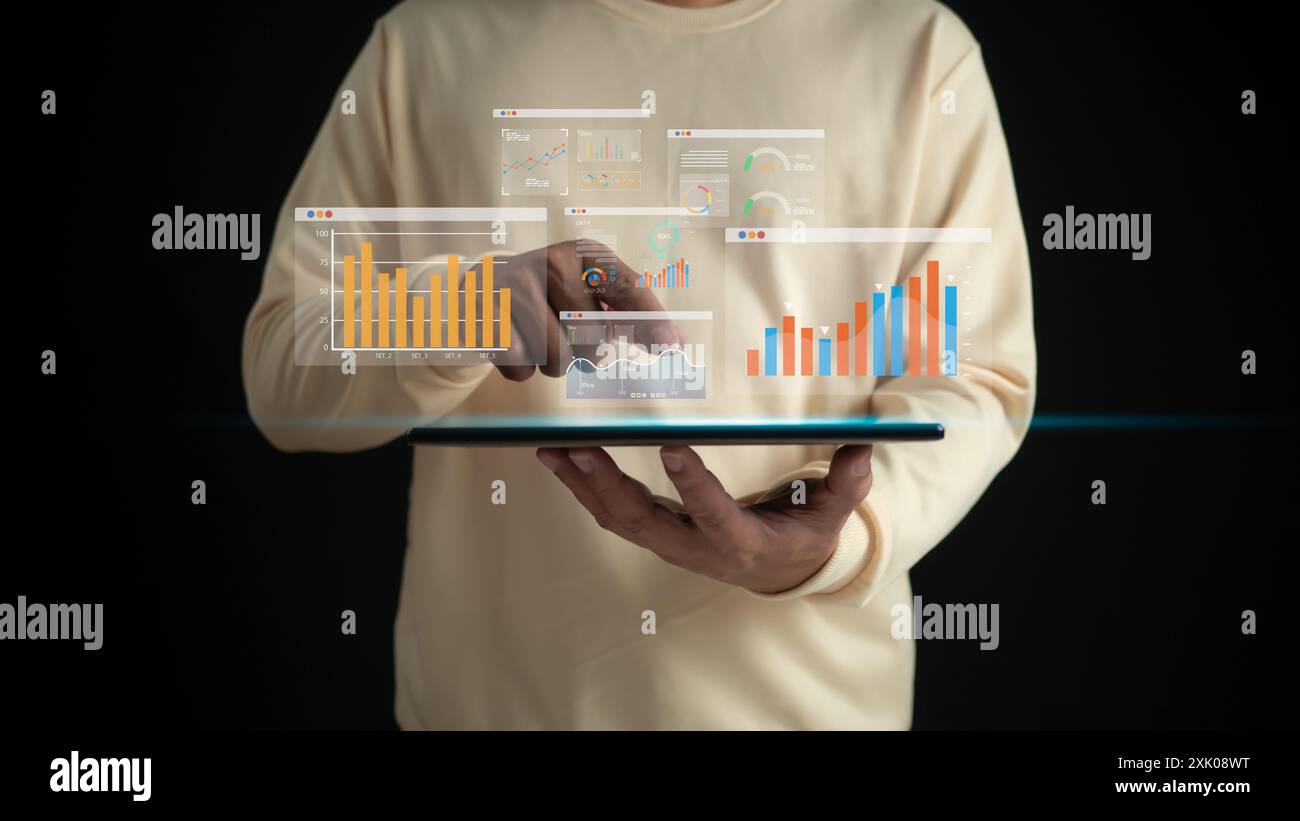 Gli analisti utilizzano tablet e dashboard per l'analisi del marketing, l'analisi della pianificazione strategica con informazioni sulla gestione, l'analisi delle prestazioni e i report Foto Stock