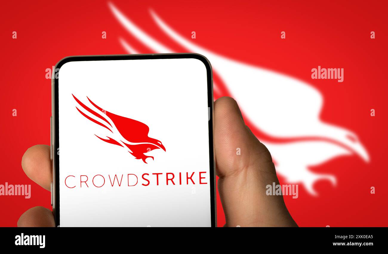 CrowdStrike Cybersecurity Solutions visualizzato sullo smartphone Foto Stock
