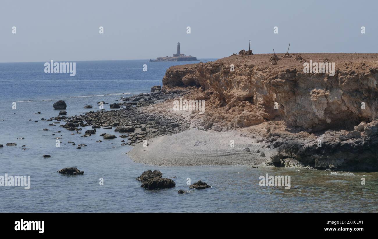 I Fratelli, o El Akhawein, sono due piccole isole nel mezzo del Mar Rosso. Il grande fratello (sfondo) e il fratellino sono popoular Red Sea sc Foto Stock