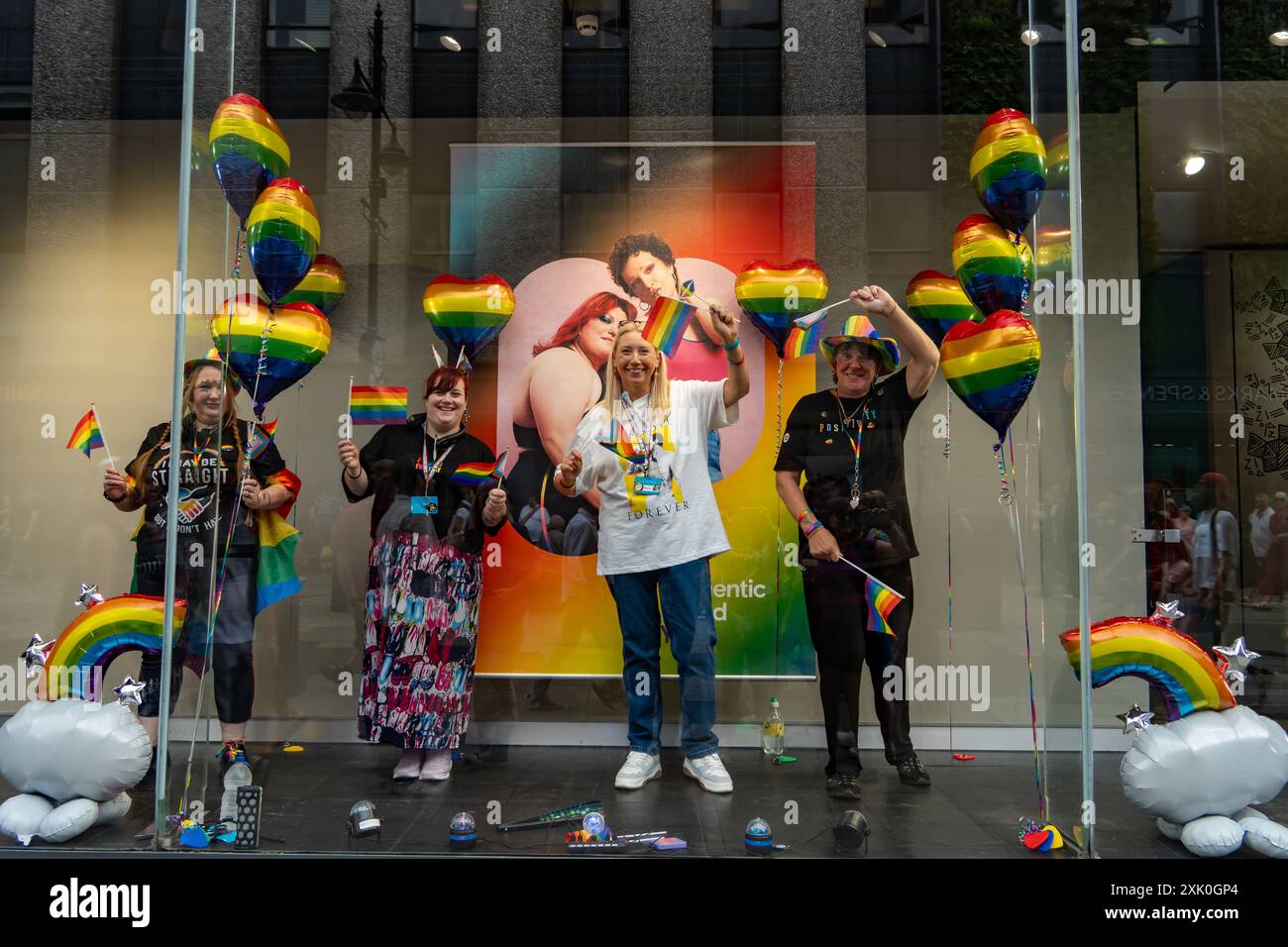 Newcastle upon Tyne, Regno Unito. 20 luglio 2024. Northern Pride sfilata attraverso la città. Il tema di quest'anno era "inapologicamente visibile”. -- nella foto: Il personale Primark danza alla vetrina del negozio. Crediti: Hazel Plater/Alamy Live News Foto Stock