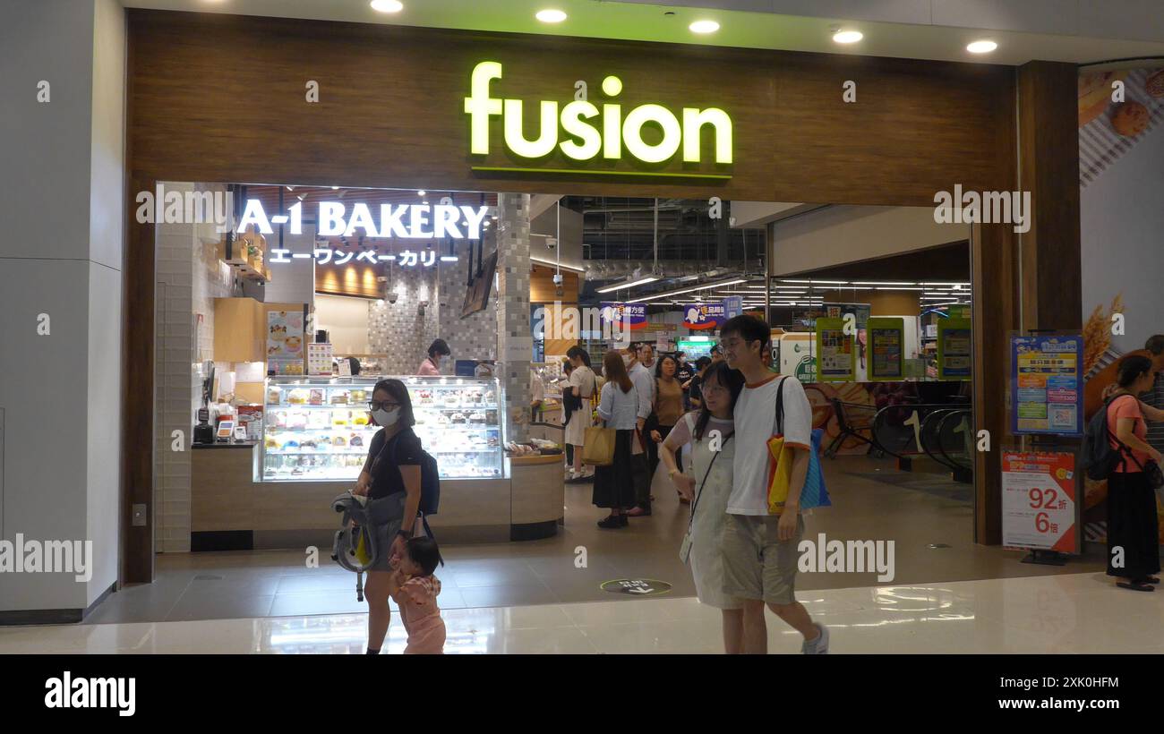 Passeggia attraverso una delle due più grandi catene di supermercati di Hong Kong, il logo Fusion e il negozio di Hong Kong, in Cina Foto Stock