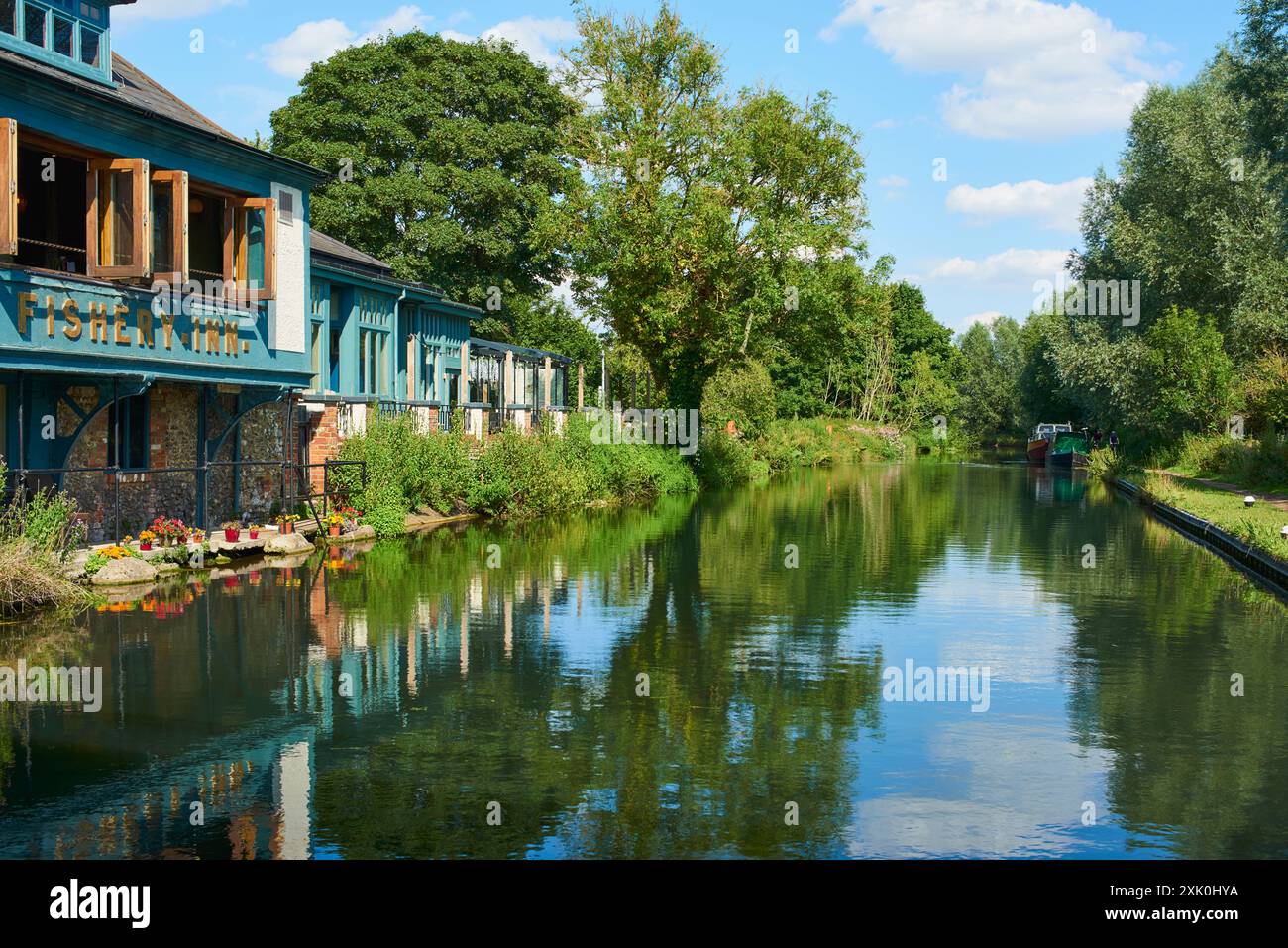 Il Grand Union Canal e il Fishery Inn a Hemel Hempstead, Hertfordshire, Regno Unito, in estate Foto Stock