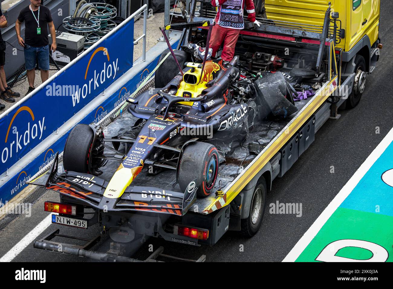 11 PEREZ Sergio (mex), Red Bull Racing RB20, su un camion dopo un incidente, durante il Gran Premio d'Ungheria di Formula 1 2024, 13° round del Campionato del mondo di Formula 1 2024 dal 19 al 21 luglio 2024 sull'Hungaroring, a Mogyorod, Ungheria Foto Stock