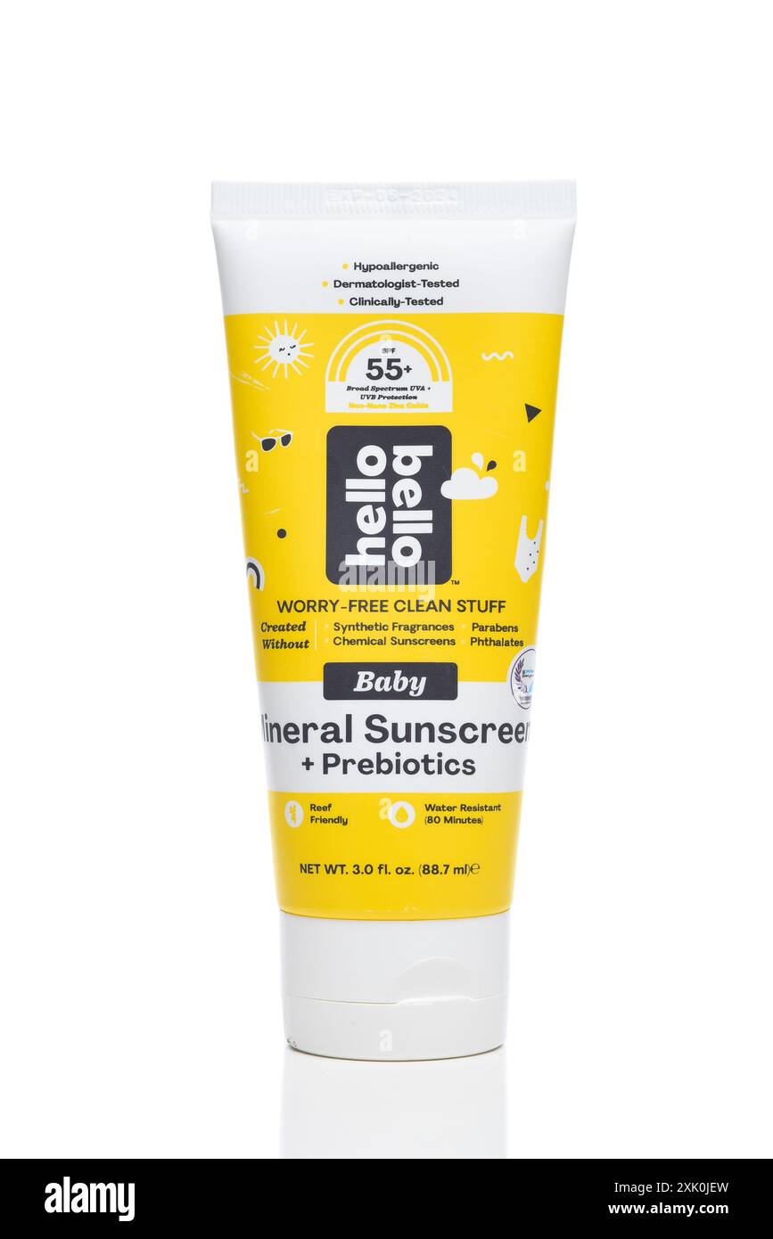 IRVINE, CALIFORNIA - 19 LUGLIO 2024: Un tubo di crema solare minerale Hello bello Baby più prebiotici. Foto Stock