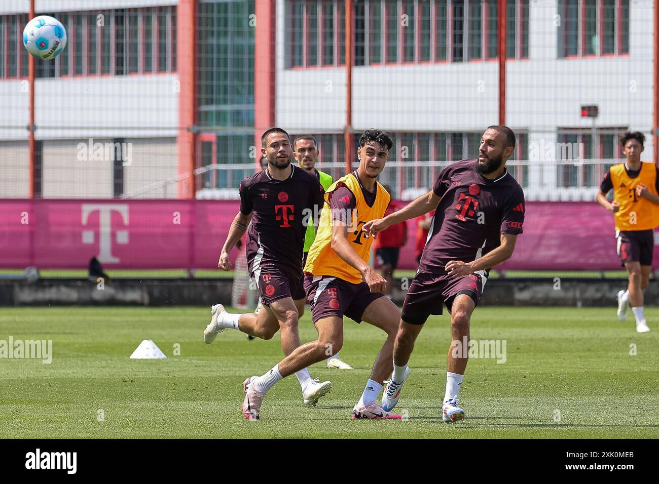 Noussair Mazraoui (FC Bayern Muenchen, 40) mit Aleksandar Pavlovic (FC Bayern Muenchen, 45) im Trainingsspiel, Oeffentliches Training, FC Bayern Muenchen, Fussball, Saison 24/25, 20.07.2024, foto: Eibner-Pressefoto/Jenni Maul Foto Stock