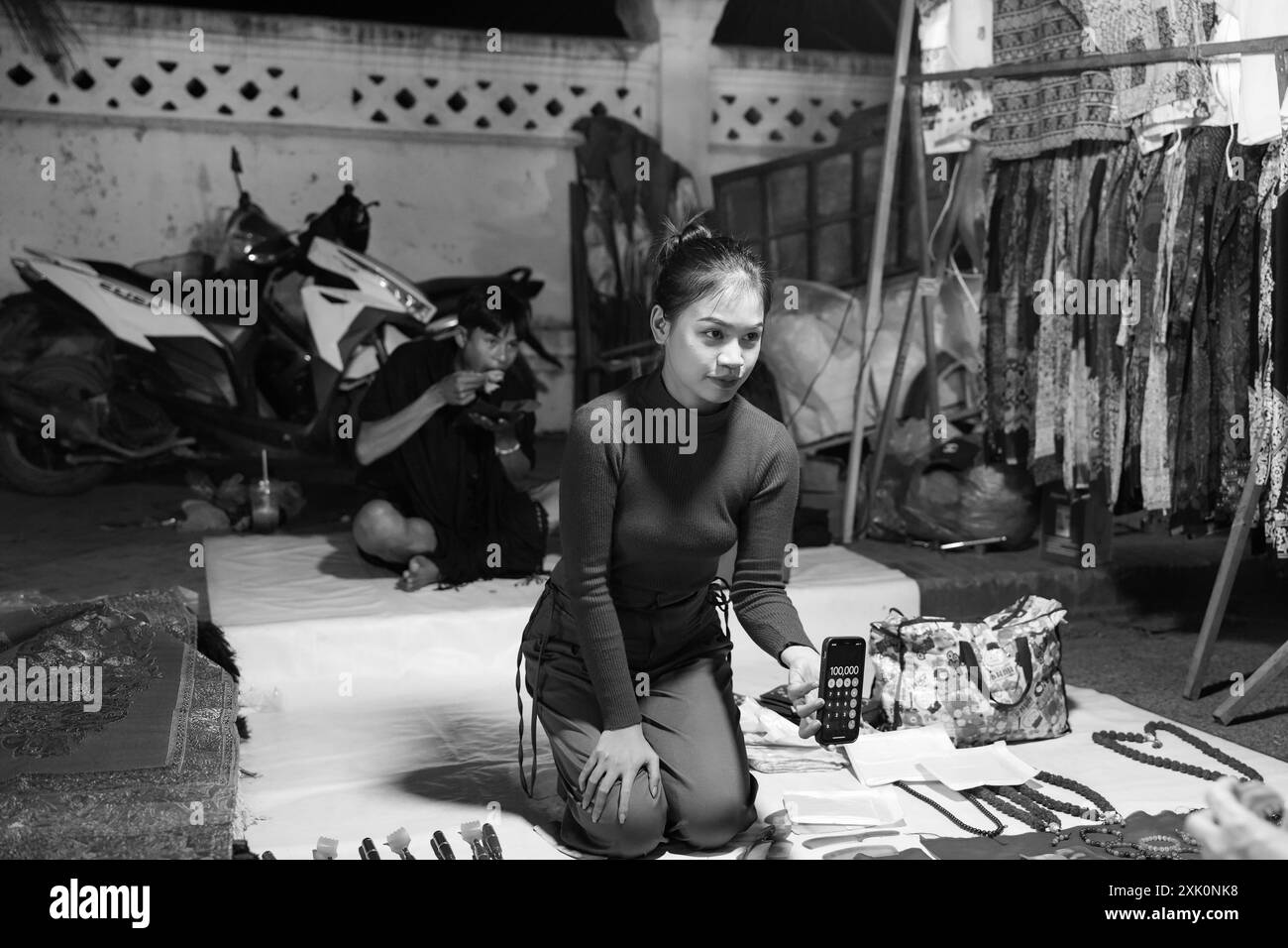 Arte, souvenir e abbigliamento disegnato in vendita al mercato notturno Luang Prabang in Laos Asia in bianco e nero Foto Stock