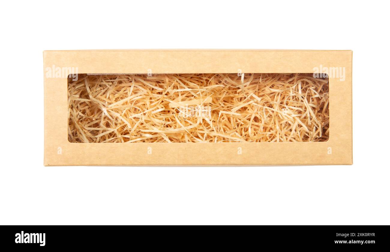 Vista dall'alto della scatola di cartone aperta con legno grattugiato excelsior per il riempimento. Utilizzo di materiali naturali sostenibili per l'imballaggio o per il background dei prodotti. Foto Stock