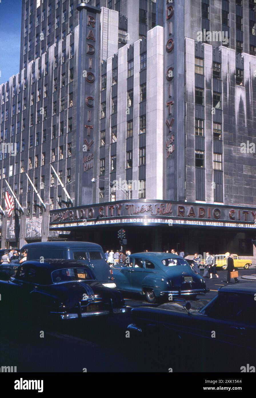 New York, Stati Uniti. Settembre 1959 - Una vista della radio City Music Hall al 1260 di Sixth Avenue (Avenue of the Americas), a Manhattan, New York, Stati Uniti d'America, in mostra al teatro è il film thriller di spionaggio di Alfred Hitchcock, North by Northwest, con Cary Grant, Eva Marie Saint e James Mason. Anche il nuovo Russell Markert Revue sul palco. Foto Stock