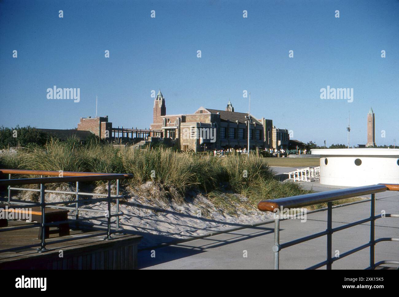 Long Island, New York, Stati Uniti. Settembre 1959: Vista della West Bath House al Jones Beach State Park, a Wantagh, Long Island, New York. Foto Stock