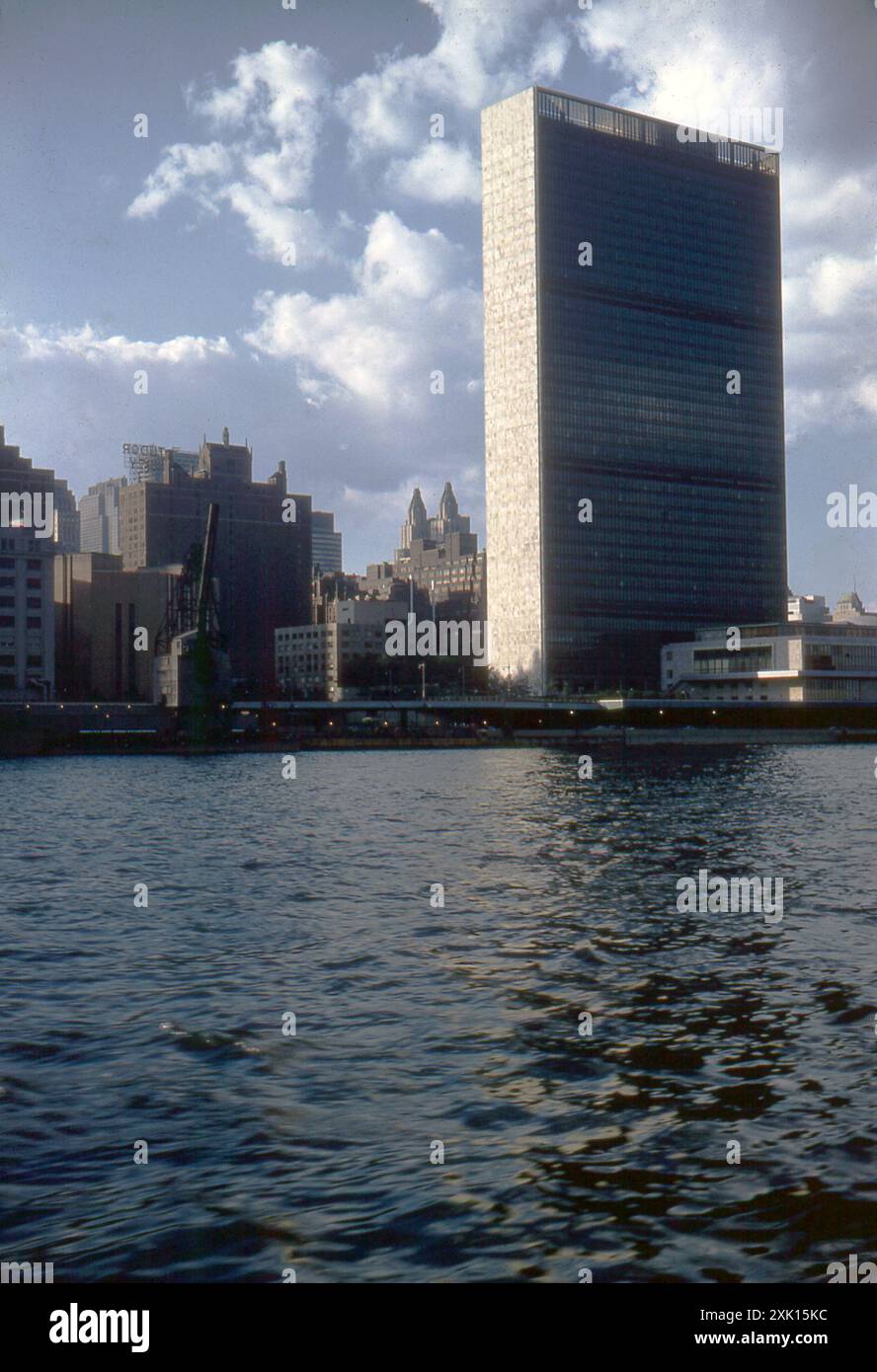 New York, Stati Uniti. 1959 settembre: Vista del quartier generale delle Nazioni Unite (ONU) nel quartiere Turtle Bay di Midtown Manhattan a New York City, presa dall'East River. Completato nel 1952, il complesso è stato progettato da un Consiglio di architetti guidato da Wallace Harrison e costruito dallo studio di architettura Harrison & Abramovitz. Visibile in lontananza si trova il Waldorf Astoria Hotel. Foto Stock