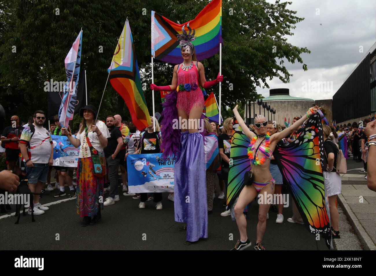 Northern Pride March, l'annuale Pride March dal Centro Civico di Newcastle con il tema di Unapologically Visible, l'evento porterà decine di migliaia di visitatori nel centro della città per celebrare la vibrante comunità LGBT+ della regione, Newcastle upon Tyne, 20 luglio 2024. Credito: DEW/Alamy Live News Foto Stock