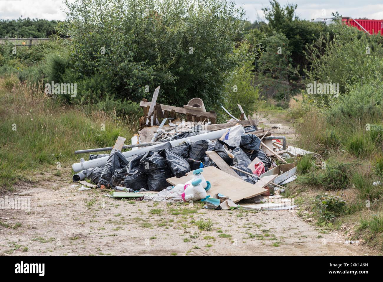 Il risultato del fly-ribaltamento su Chobham Common, Surrey. Questa spazzatura è stata rimossa nell'agosto 2024, quindi non c'è più. Foto Stock