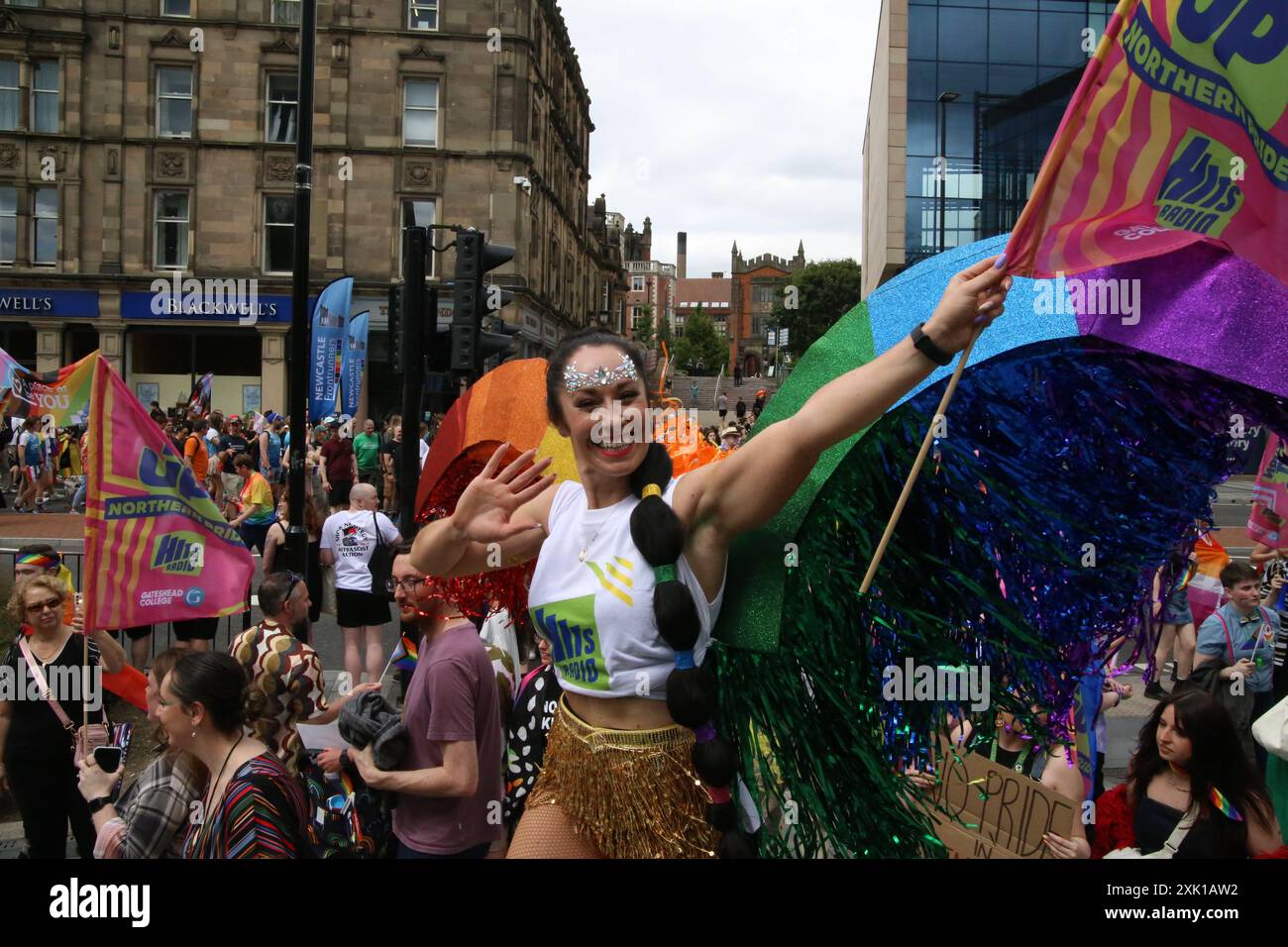 Northern Pride March, l'annuale Pride March dal Centro Civico di Newcastle con il tema di Unapologically Visible, l'evento porterà decine di migliaia di visitatori nel centro della città per celebrare la vibrante comunità LGBT+ della regione, Newcastle upon Tyne, 20 luglio 2024. Credito: DEW/Alamy Live News Foto Stock