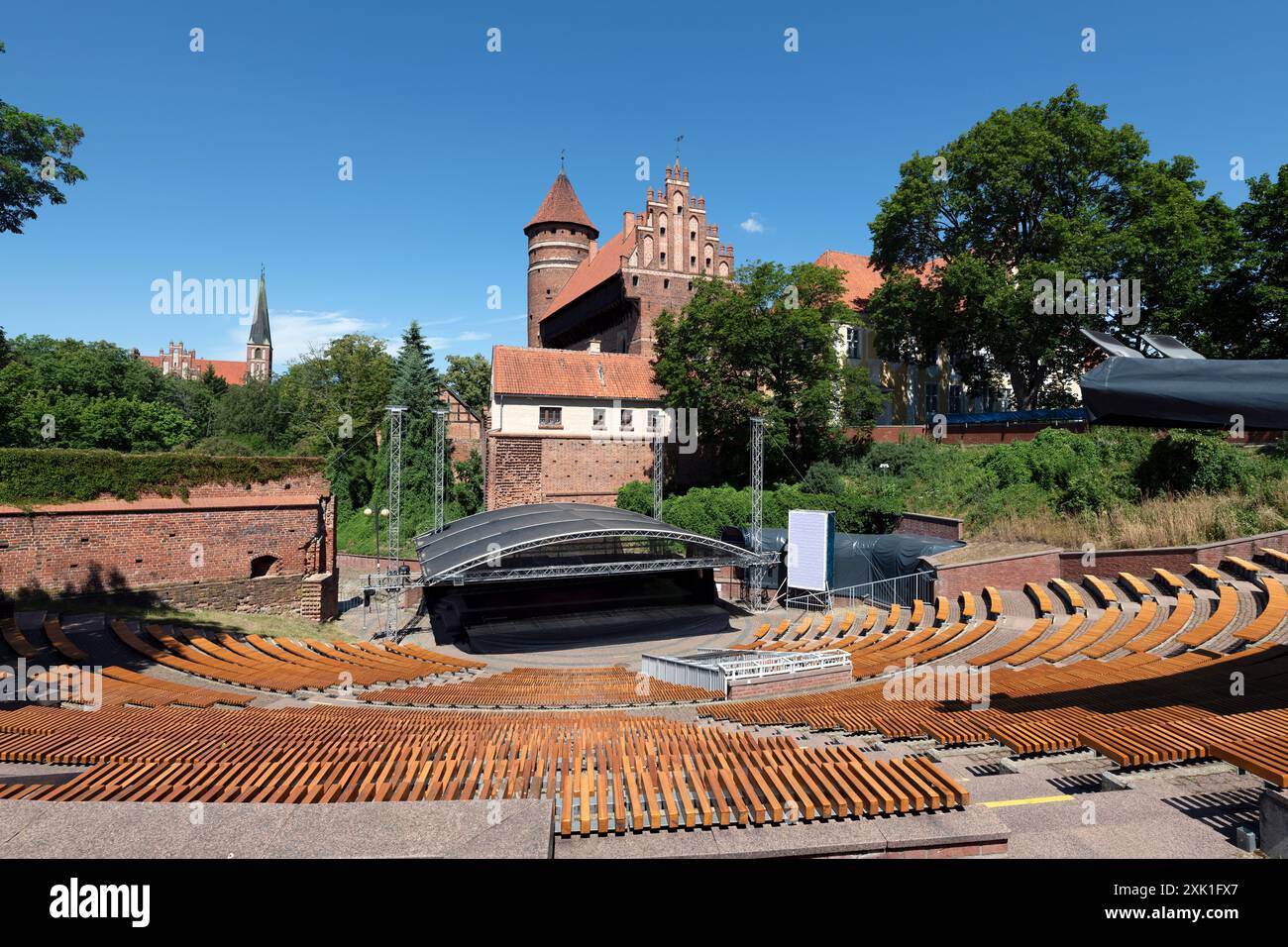 Anfiteatro illuminato dal sole costruito nel fossato del castello teutonico. Foto Stock
