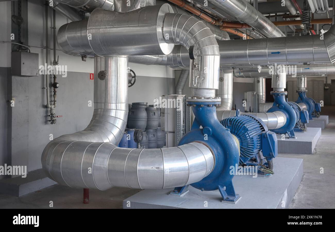 Pompe ad alta potenza all'interno di un impianto di riscaldamento. Foto Stock