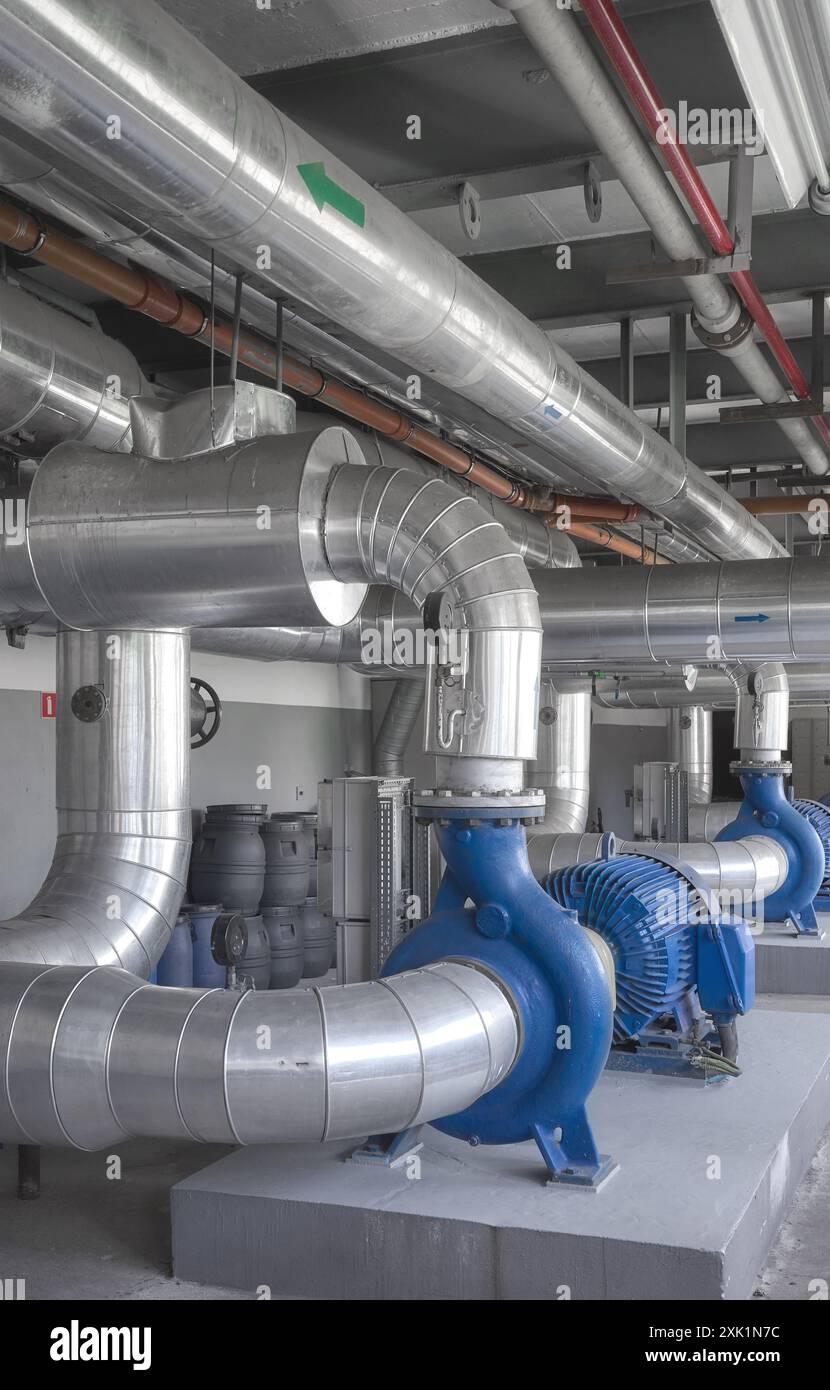 Pompe ad alta potenza all'interno di un impianto di riscaldamento. Foto Stock