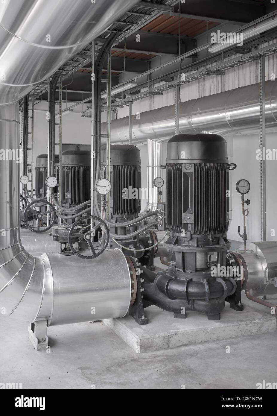 Pompe ad alta potenza all'interno di un impianto di riscaldamento. Foto Stock