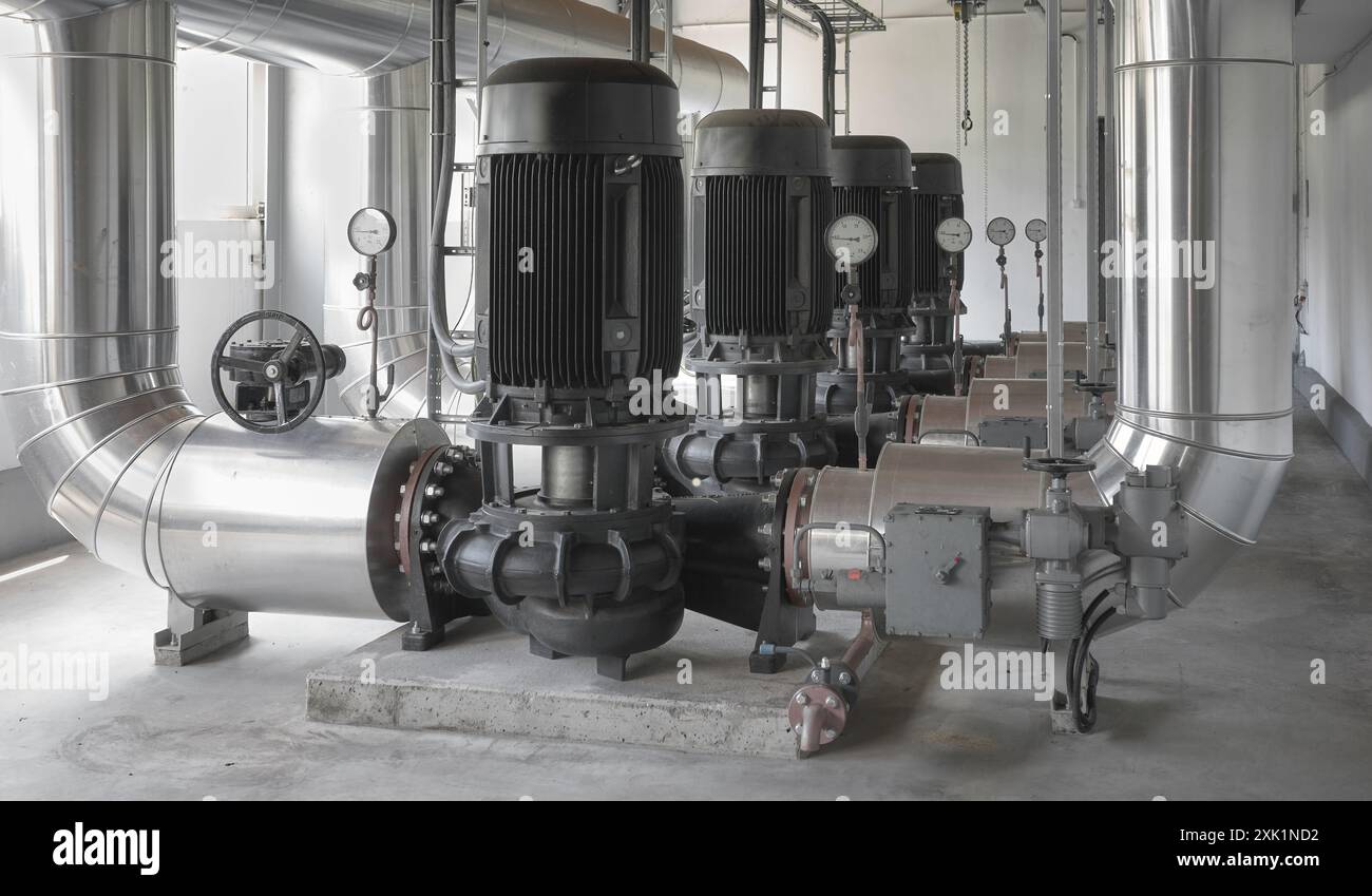 Pompe ad alta potenza all'interno di un impianto di riscaldamento. Foto Stock