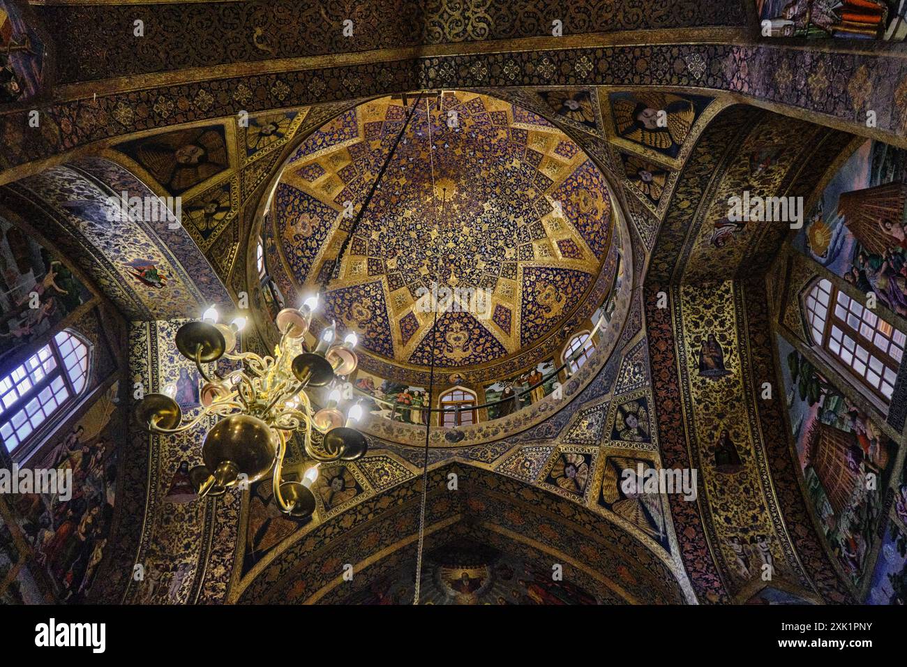 Isfahan, Iran, 06.30.2023: All'interno della cattedrale armena di Vank, gli affreschi sulle pareti interne della cattedrale di Vank. Foto Stock