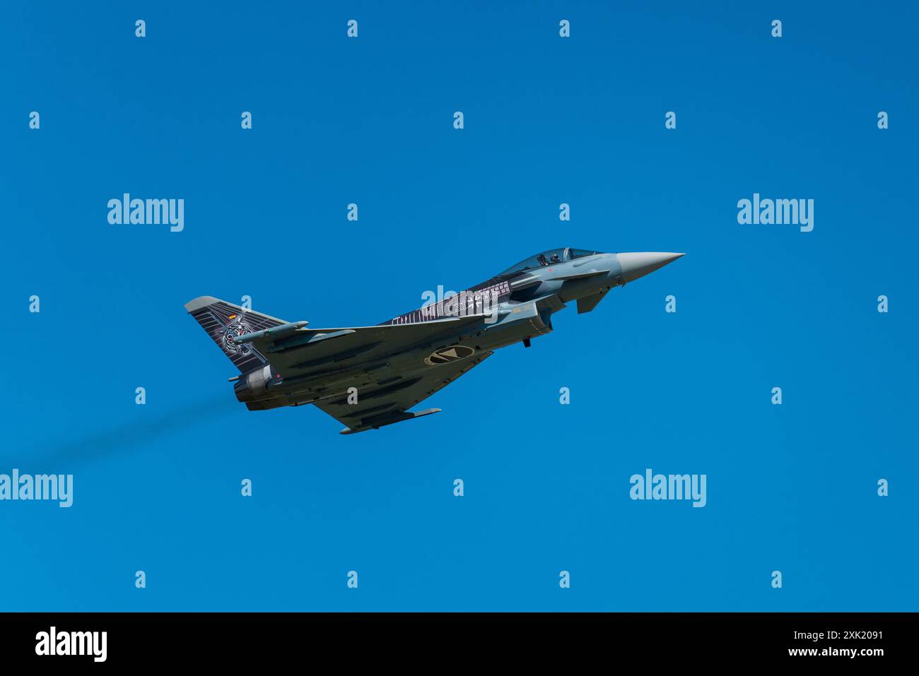 Un Eurofighter EF2000 dell'Aeronautica militare tedesca che si esibisce in uno spettacolo aereo alla RAF Fairford Foto Stock